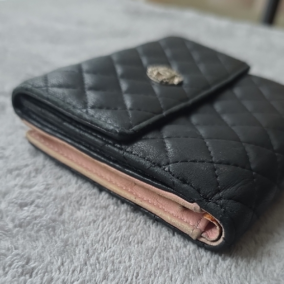 CHANEL Elegant Bifold Black Quilted Wallet - Picture 4 of 14